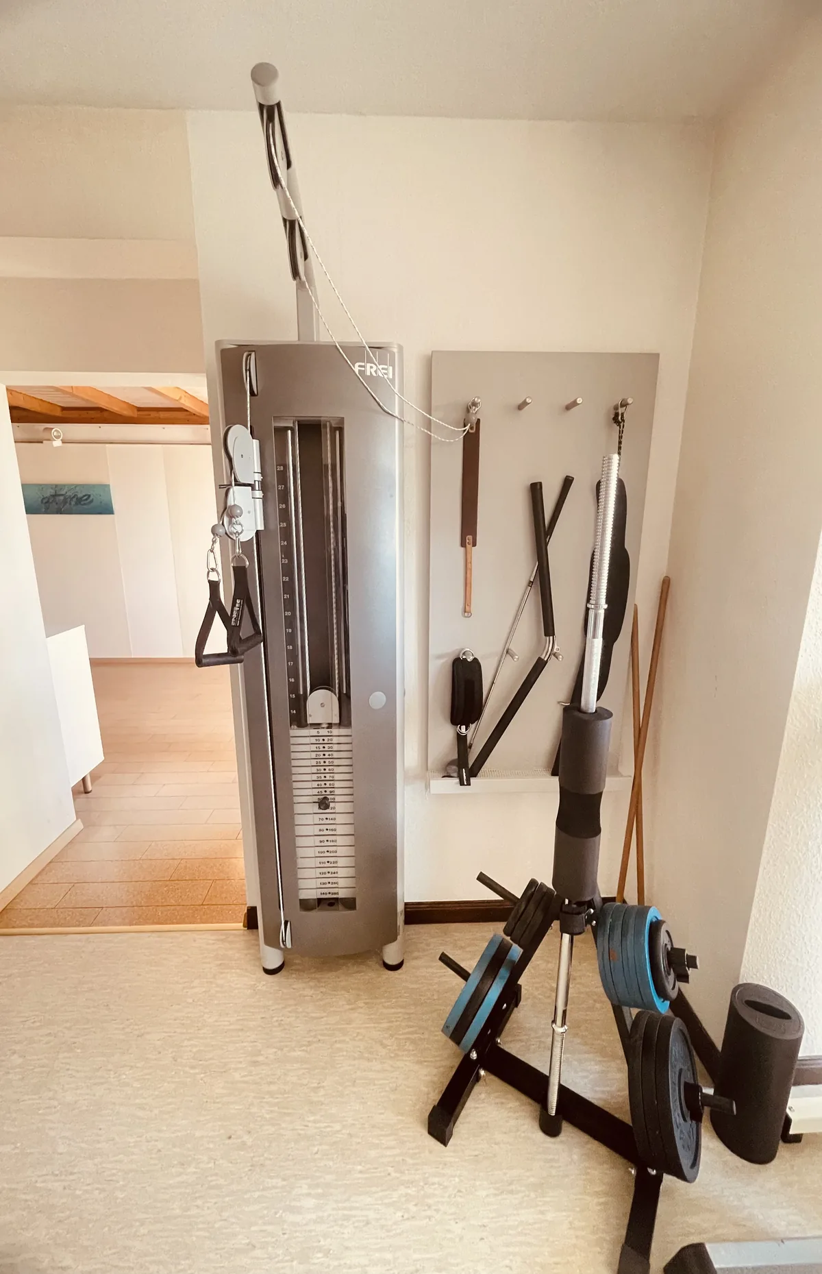 Medizinische Trainingstherapie Gelnhausen – KG-Gerät unter therapeutischer Begleitung